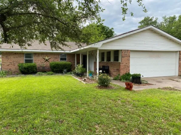 320 N Greenway Dr, Quinlan, TX 75474