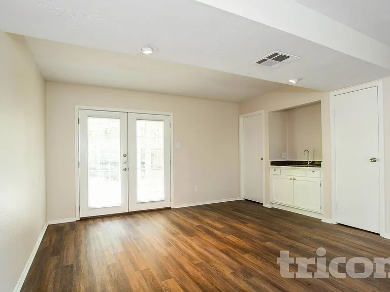 8610 Pine Shores Dr — Photo 9