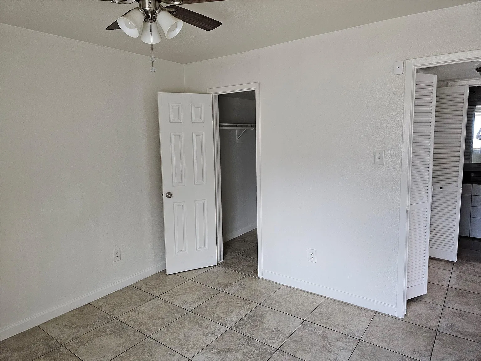 1 bed, 1.0 bath, 585 sqft, $1,000 — Photo 2