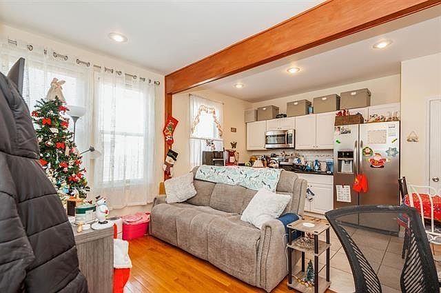 2nd image of 17 Chase Ct #1R