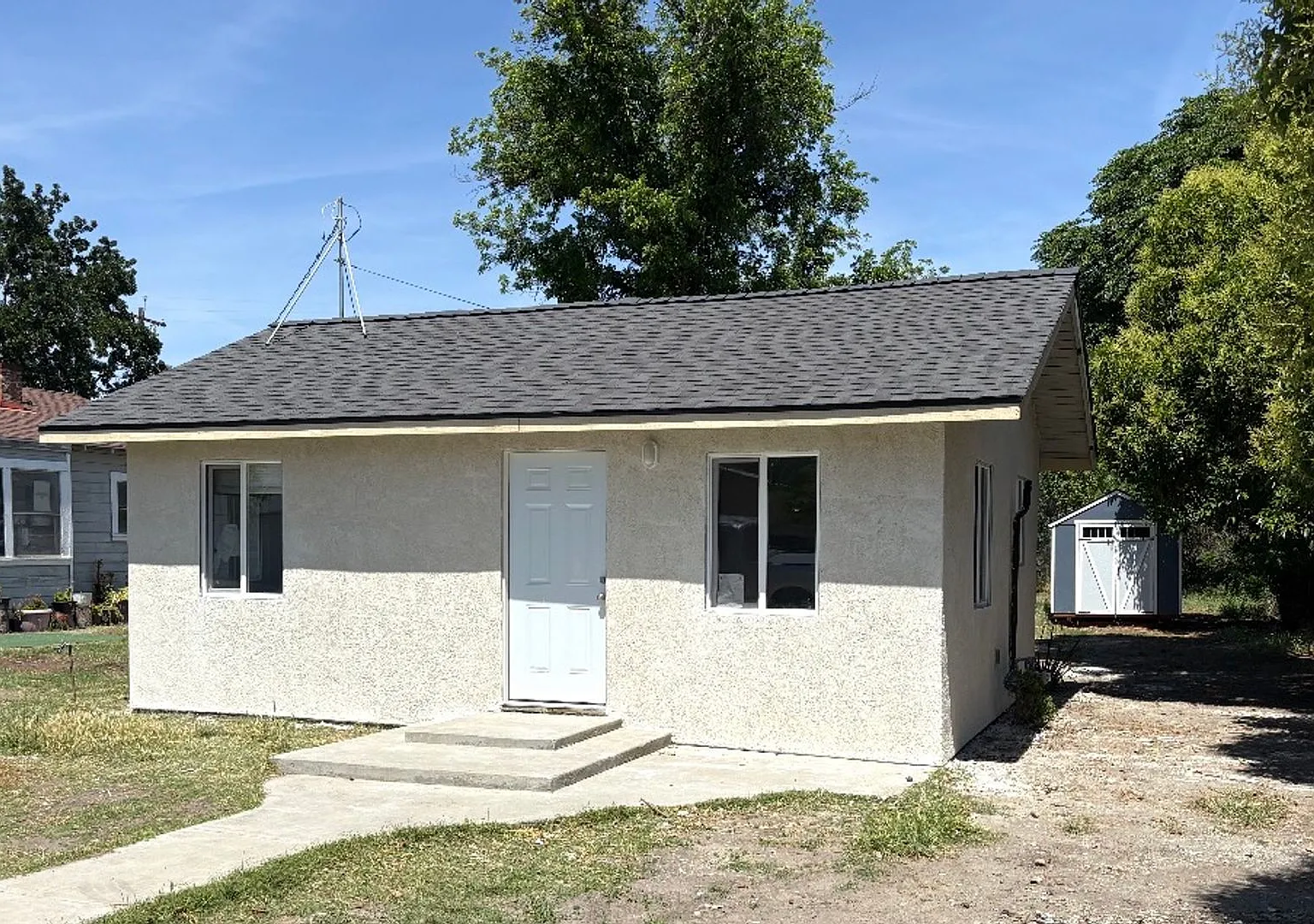 Reduced Newly Remodeled 1 Bedroom 1 Bath Home In Dos Palos — Photo 1
