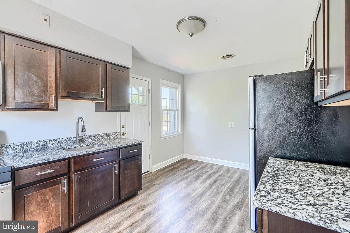 Building Photo - 4010 Fernhill Ave #2