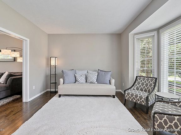 2nd image of 577 Hartfield Dr SE