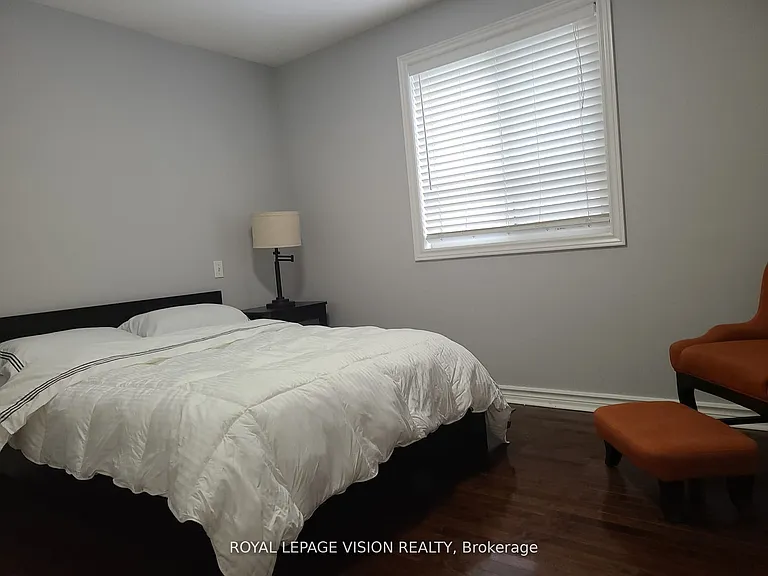 8001 Woodsview Cres — Photo 9