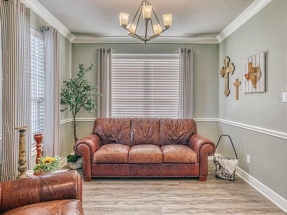 4th image of 1704 Twin Oaks Cir