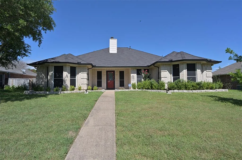 3 bed, 2.0 bath, 1820 sqft, $2,095 — Photo 1