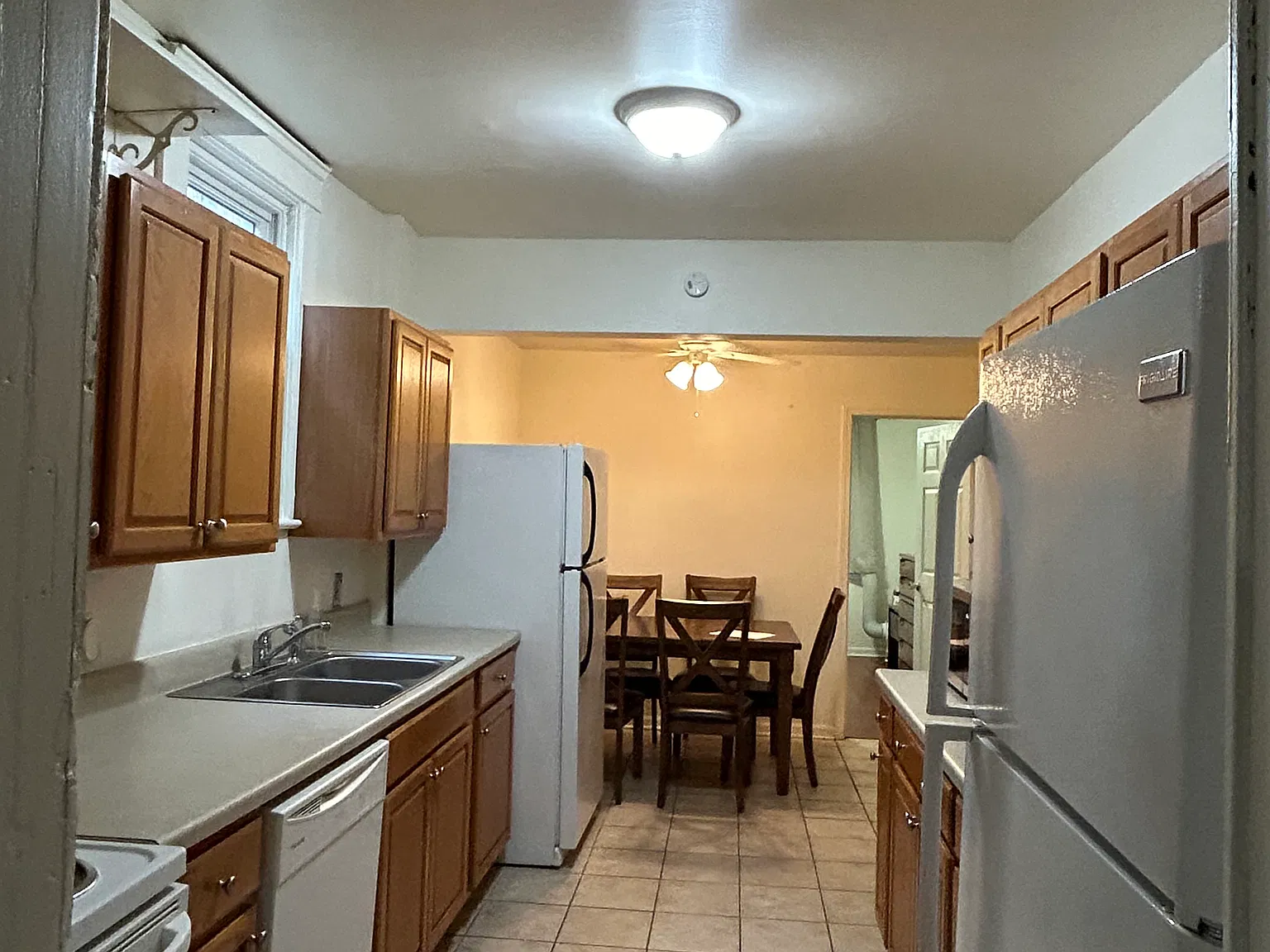 6 bed, 1300 sqft, $6,900 — Photo 3
