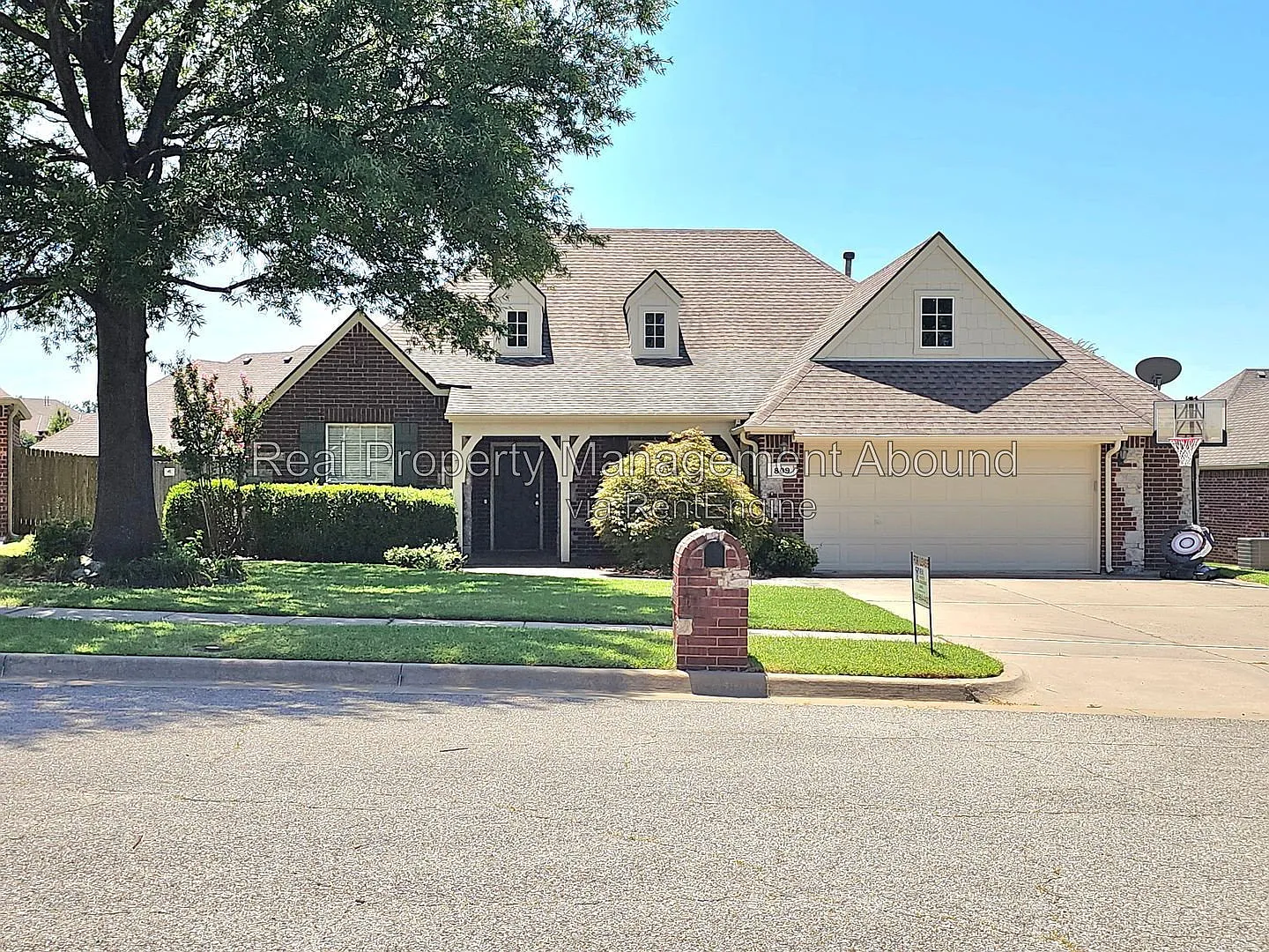 4 bed, 3.0 bath, 2687 sqft, $2,400 — Photo 1