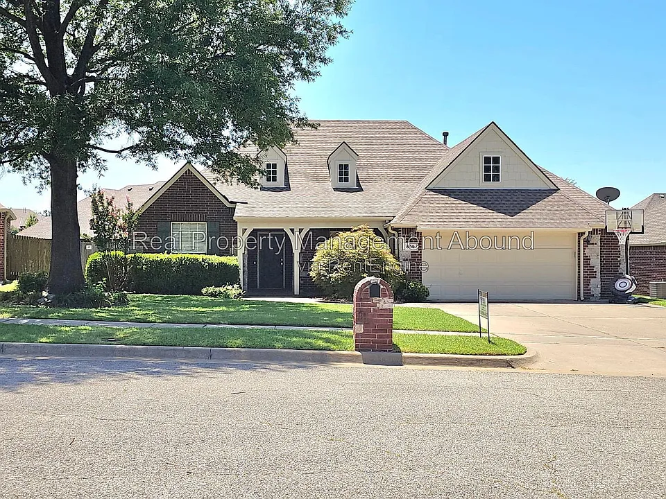 809 W Granger St