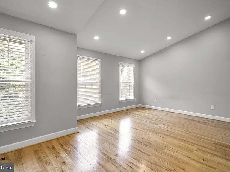 10 Loganwood Ct — Photo 18