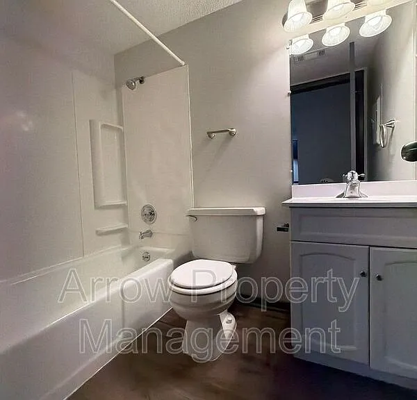 2512 R St #5 — Photo 5