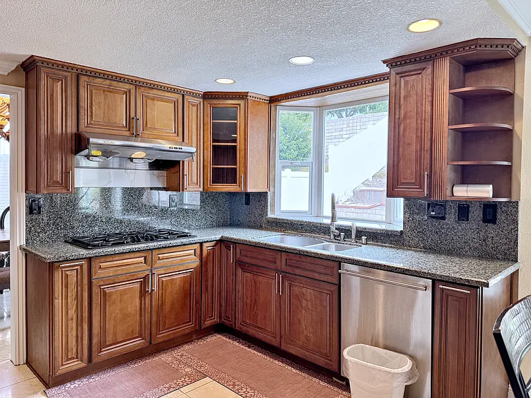 20529 Pacific Dr — Photo 5