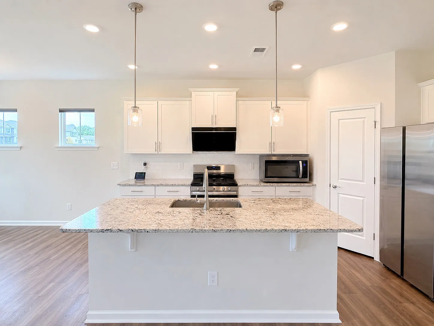 5 bed, 3.5 bath, 2605 sqft, $2,745 — Photo 4