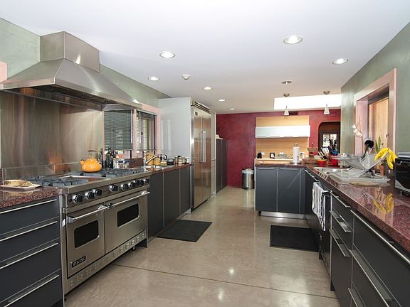 4th image of 404 Georgina Ave