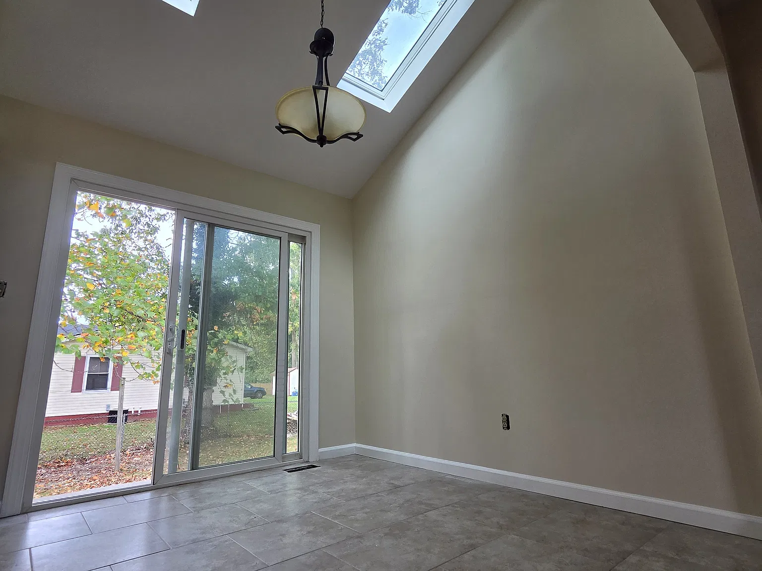 2 bed, 1000 sqft, $1,800 — Photo 2