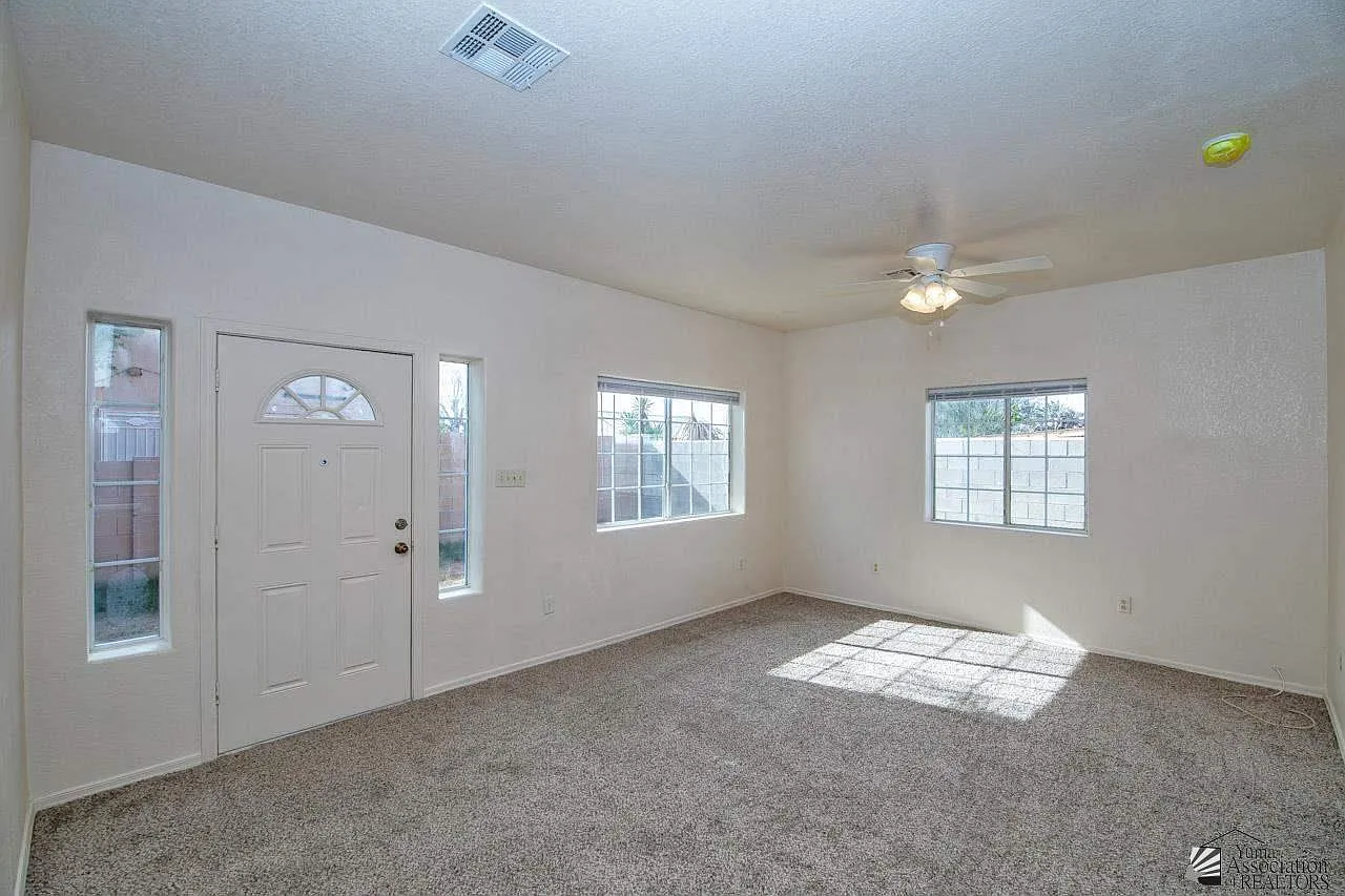3 bed, 2.0 bath, 902 sqft, $1,250 — Photo 3