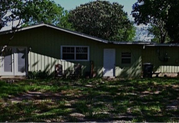 5th image of 704 N Pecan St