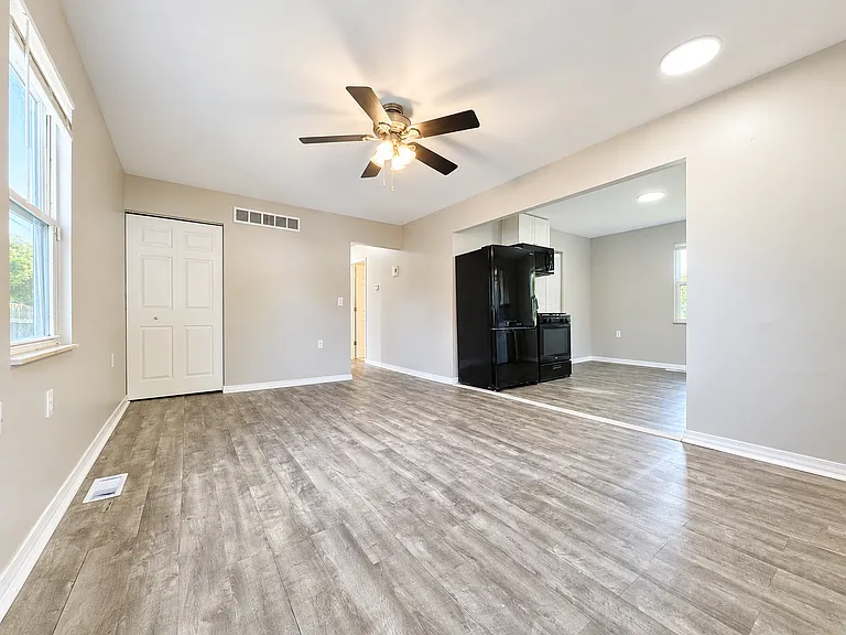 27056 Lawnwood St — Photo 7