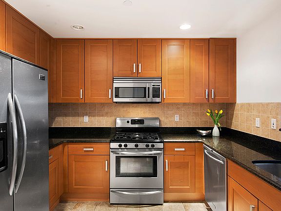 4th image of 483 Washington Ave APT 5B