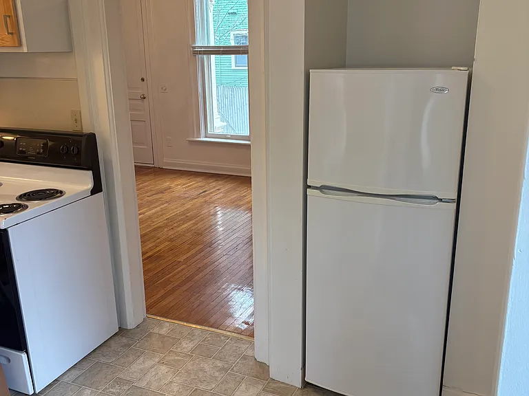 215 Lafayette Ave NE #4 — Photo 3