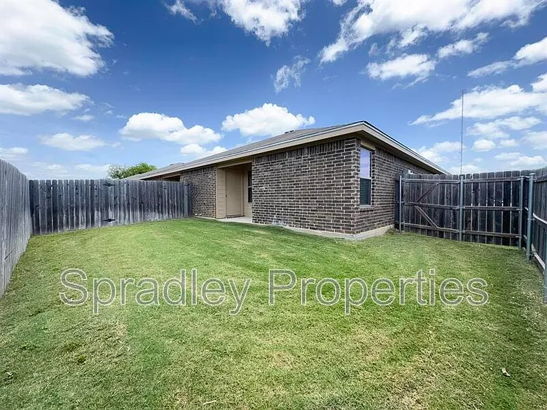 943 Laila Ln — Photo 14