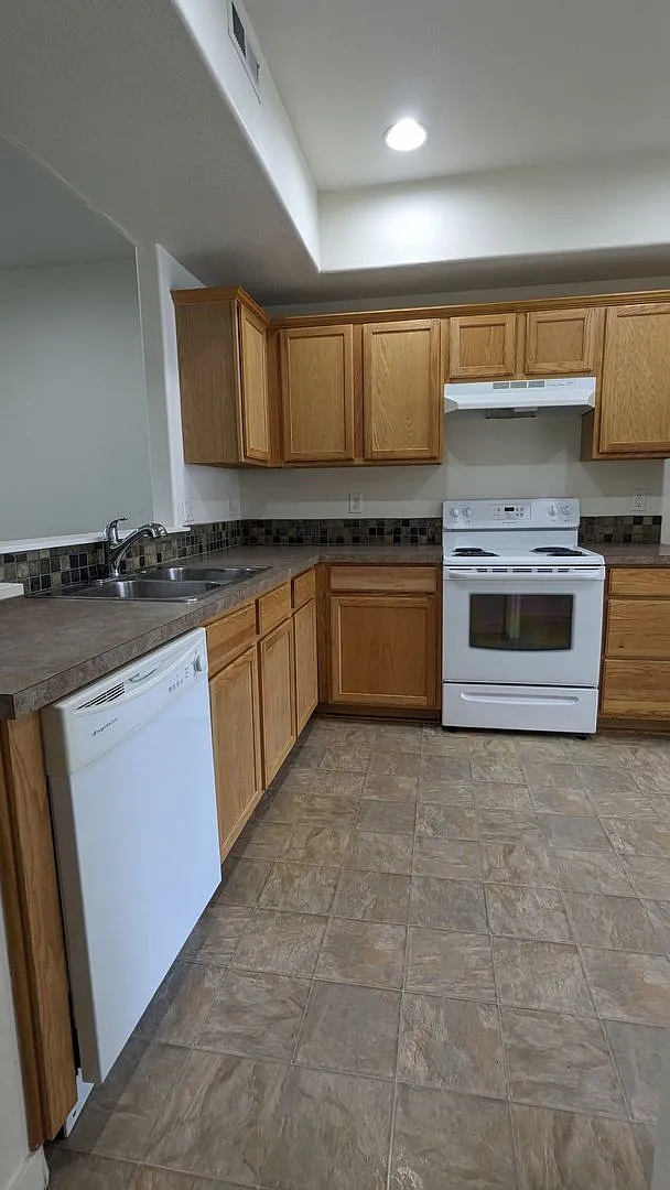 Halsey East Townhomes — Photo 4