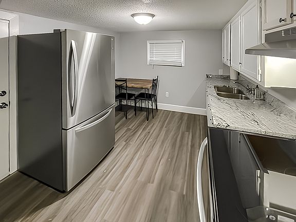 Kitchen & Eating Area