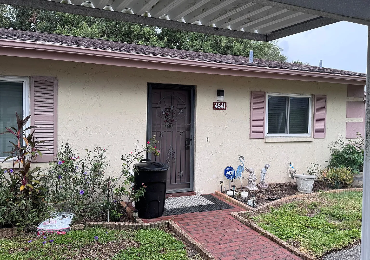 Unfurnished Annual Rental — Photo 1