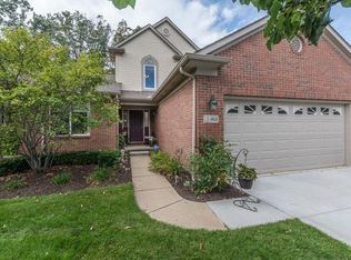 813 Oakwood Cir, Fenton, MI 48430