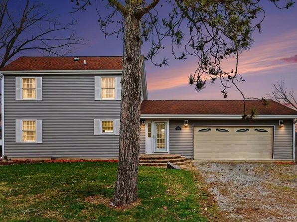 5225 Pine Dr, Jackson, MI 49201