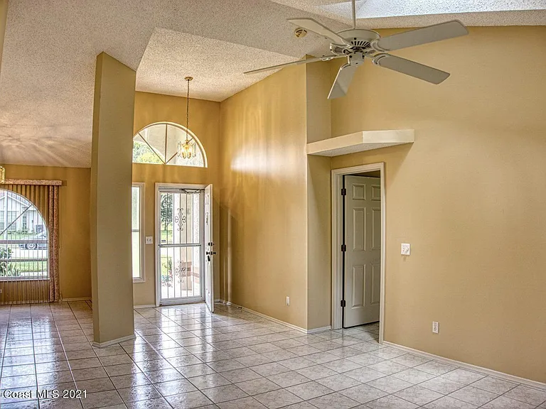 805 Crossbow Dr — Photo 3