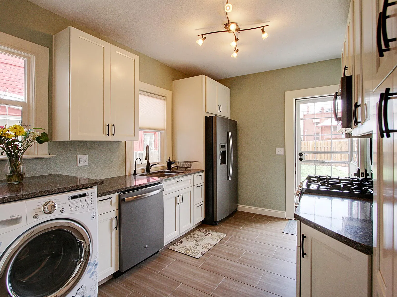 212 N Lincoln St — Photo 2