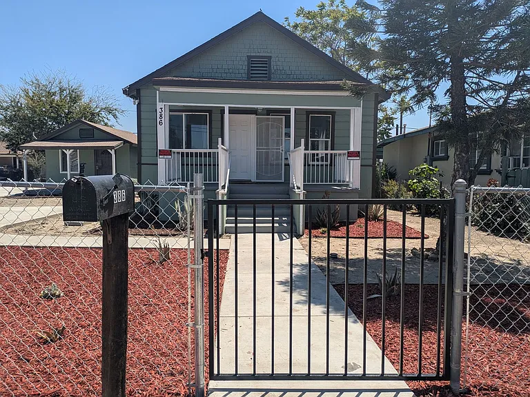 386 N Mount Vernon Ave — Photo 1