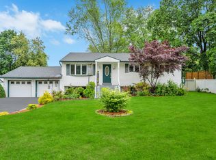 37 Nadine Ln, Port Jefferson Station, NY 11776