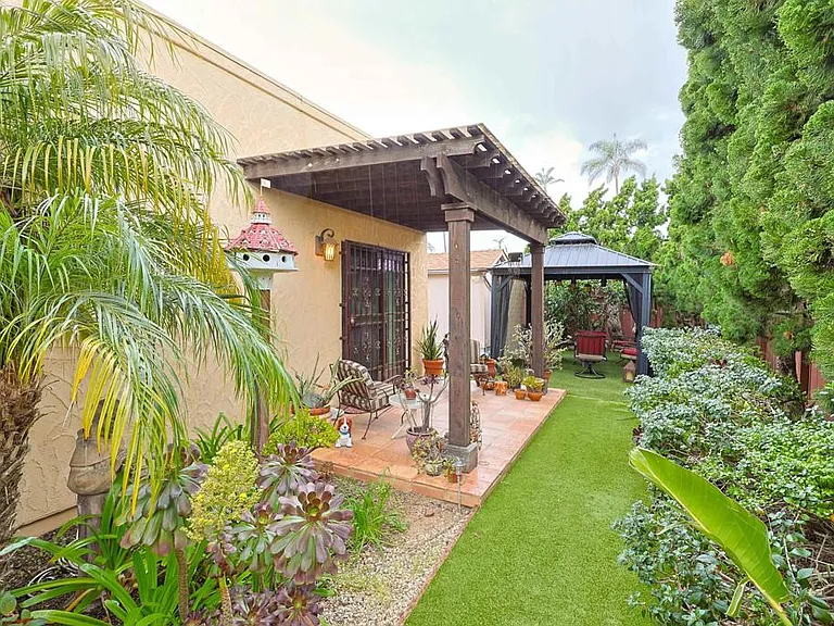 1027 Encino Row — Photo 50