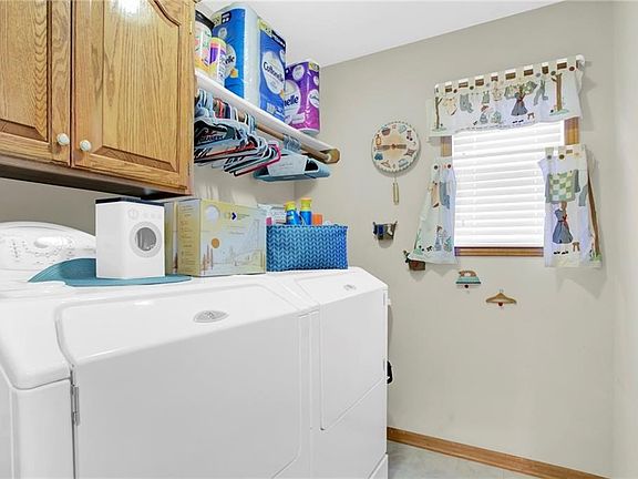 4th image of 740 SW Ginger Hill Dr