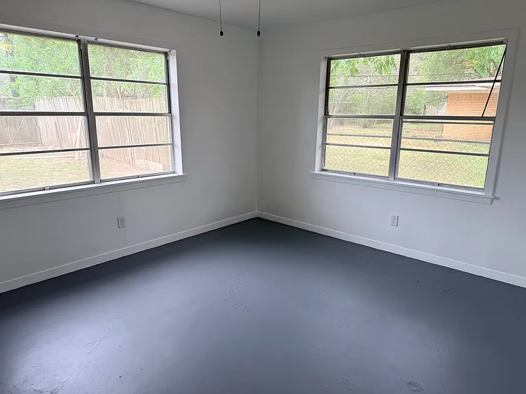 918 Roberts St — Photo 14