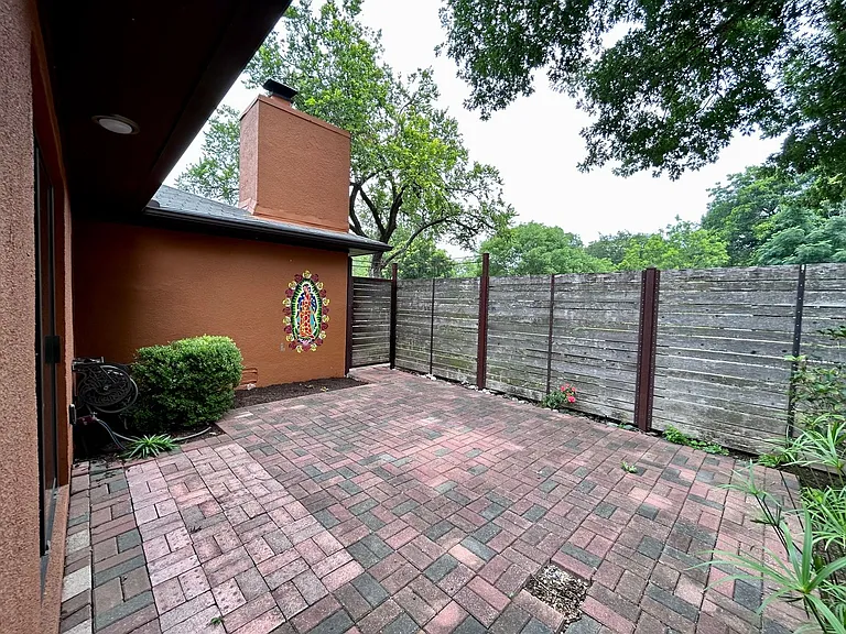1718 Giles St — Photo 18