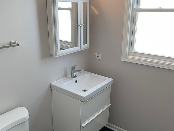 4th image of 3251 W Berteau Ave #1