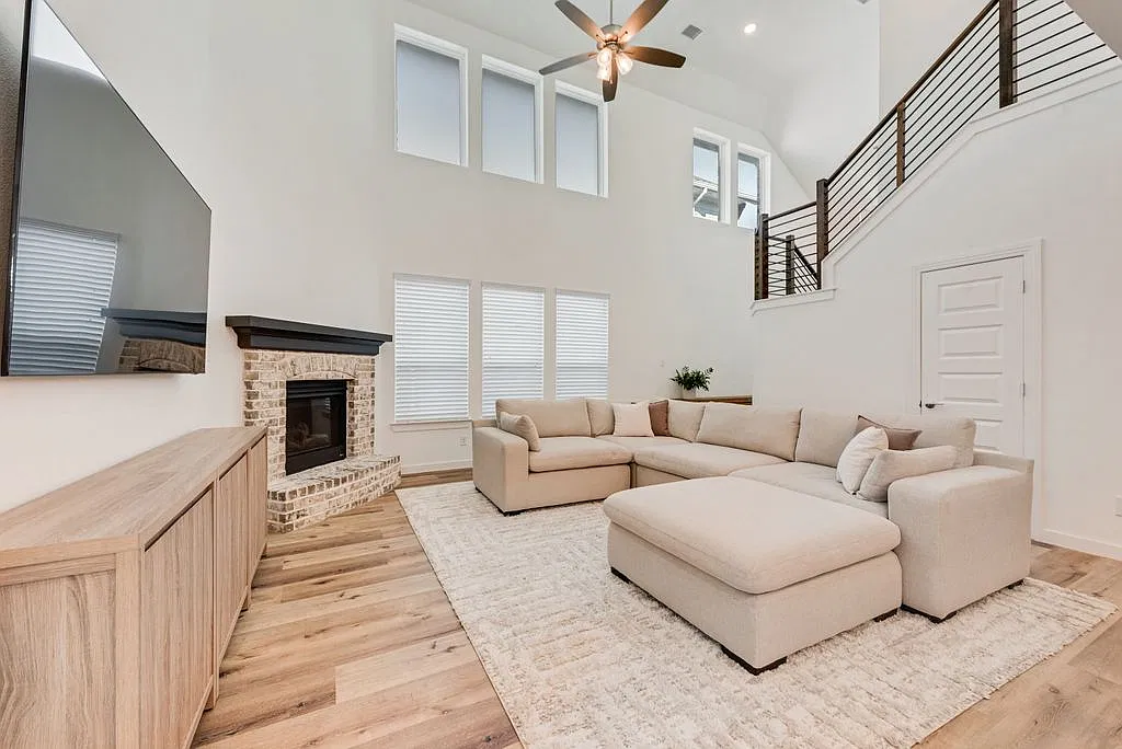 4 bed, 2449 sqft, $3,290 — Photo 4