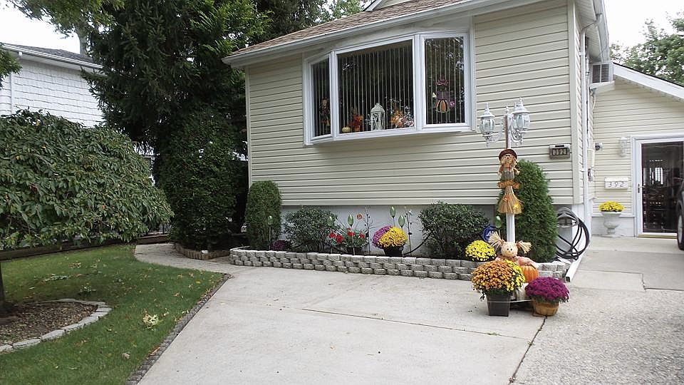 1st image of 392 Tysens Ln