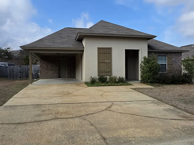 120 Carriage Hills Dr — Photo 1