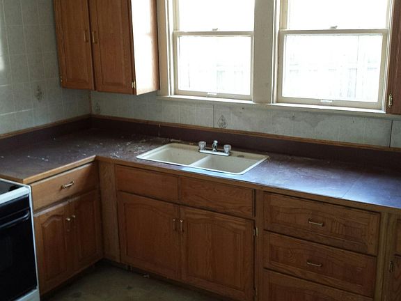 4th image of 1404 Lincoln Way E
