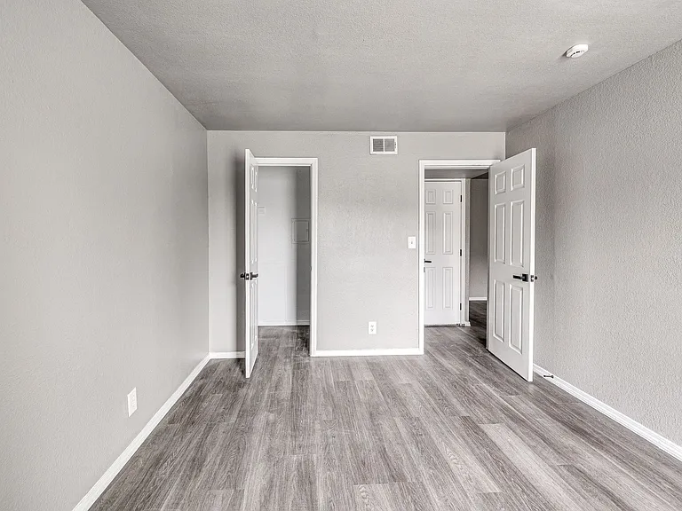 Alexis Park Apartments — Photo 1