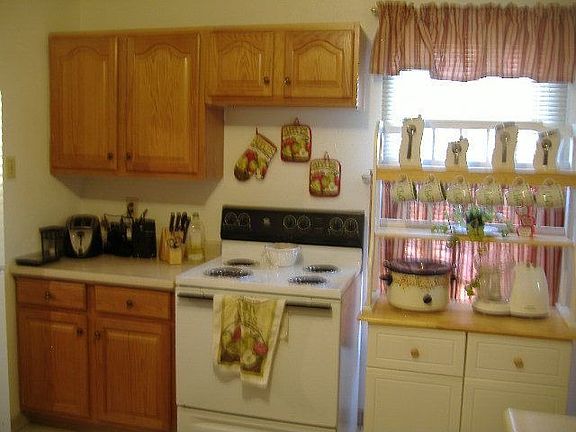 3rd image of 822 E 3rd St