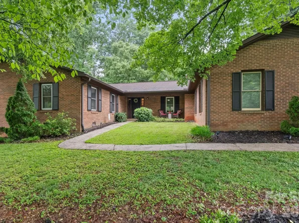 300 Brookmeade Dr, Statesville, NC 28625