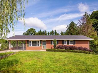 122 Gwynwood Dr, Mount Airy, NC 27030