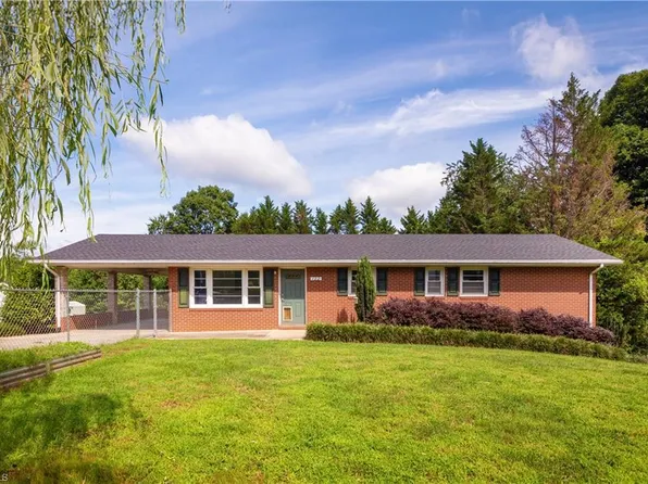 122 Gwynwood Dr, Mount Airy, NC 27030