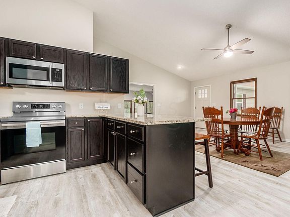 5th image of 446 Grand Valley Dr