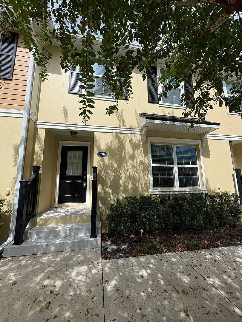 Gorgeous 3 bed/ 2.5ba Townhouse Won't last! Must See! — Photo 1